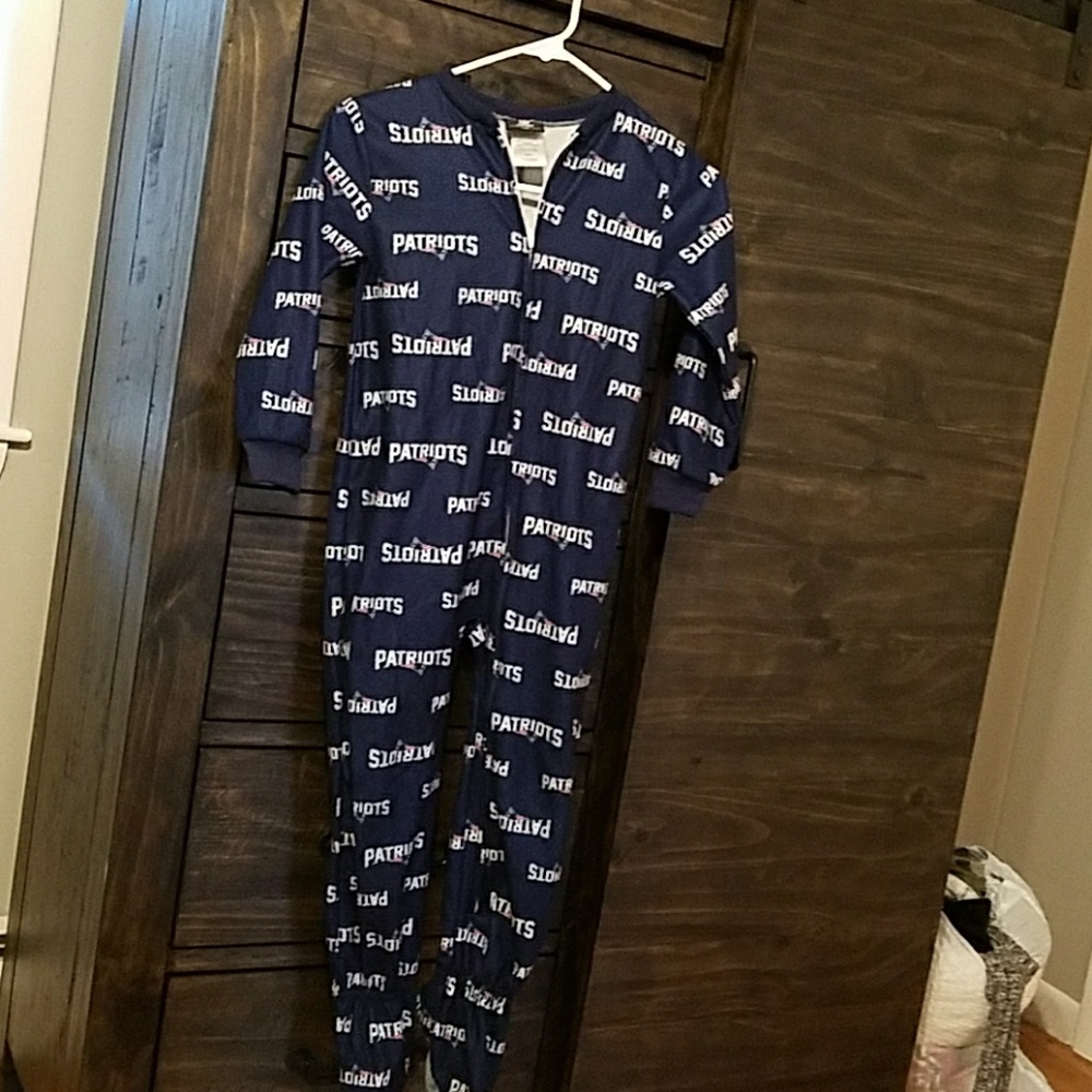 Boys size 7 Patriots footed pjs